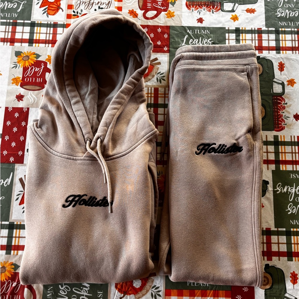 Hollister Tan Sweatsuit (Sweatshirt and Sweatpants)